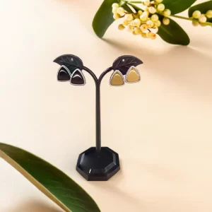 Tringle shape oxidised stud