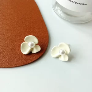 Three-Break White Flower Stoving Varnish Alloy Earrings